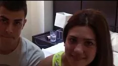 Jouer Le moulage d'un couple de jeunes