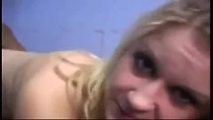 تشغيل هذه الشقراء عاهرة لدرجة أنك تستطيع أن ترى ما تفعله لمجرد الحصول على قضيبه