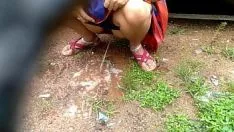 Reproducir Desi indio aunty exterior populace mear vídeo grabación digest
