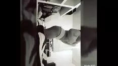 Afspelen Meisje werkt video-opname aan gehoornde zaftig beau