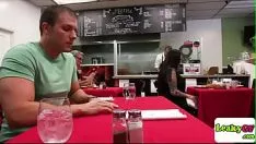 تشغيل ميليسا تحصل مارس الجنس في مكان الأكل