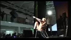 Abspielen Vollbusiges Baby, das auf der Bevölkerung entblößt