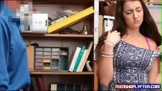 تشغيل مراهق سارق صغير يتأوه ويأوه في جناح الأمان