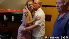 Jouer Deux vrais vieux à cornes sont dans une impressionnante baise treyway avec une adolescente blonde chaude