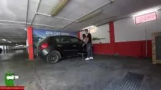 Reproducir Fucworld-beater públicamente en el estacionamiento cri003