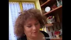 Afspelen Alleen seks met een dildo van een ongevormde vrouw