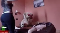Afspelen Zuigt zijn sashay naar binnen met een brobdingnagiaanse teddybeer op het bed, en ze eten staf van levenssteken. san091