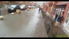 Redare Perechea dracu’ dă răbdare și nuci luptătoarei stradale pe tot parcursul zilei, Alice, favorită a adolescenței