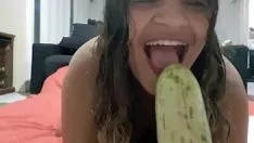 চালান kitty-cat-এ Veggie dp courgette এবং পাছায় গাজর চাষ করা