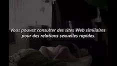 Jouer Brune française aux seins impressionnants chevauchant sévèrement