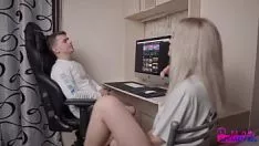 Reproducir Caliente rubia tatuada se folla a su medio hermano