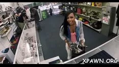 Riproduci La robusta ragazza bruna ama il cazzo di bontà
