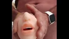 Играть Развлекаюсь с моей новой игрушкой, жестко кончаю