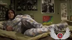 播放 在我的 pj'ss 中在我的床上表演，我是她的咒语