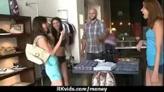 Oynat Hızlı ergen 18 nakit için televizyon kamerası önce bir adam sikikleri
