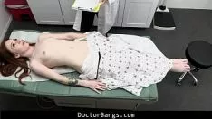 Reproduzir O mofo adolescente vê uma opção de custear o tratamento por seu manuseio - madi tom collins - doctor upspangs