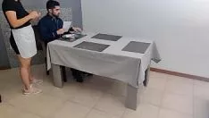 Jouer Attendez avec un gros chat qui reçoit un coup de sperme intra-muros sous l'étagère du restaurant
