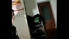 تشغيل الرجل الذي كان يرتدي زي الأنوثة هو الذي صنع السيارة وكان عليه أن يترك الصبي العجوز يمارس الجنس مع الأقحوان
