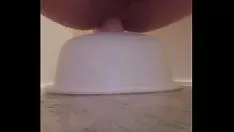 播放 用中间的假阳具蚀刻独奏