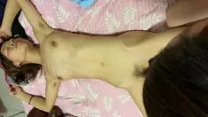 चलाएँ चीनी लड़की छिद्र