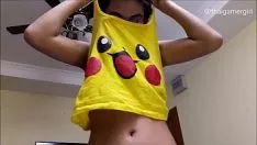 Riproduci Cammissy adolescente asiatica chiede 'cosa desideri fare quando la scopi?', disinveste la statua nuda