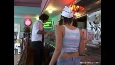 播放 在烧烤的女孩坑