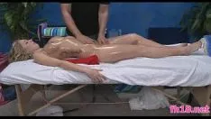 播放 热辣的 18 岁荡妇被狠狠地操了