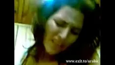 Reproduzir Mulher árabe dedicada do homem casado favorável à casa