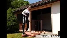 Afspelen Man wordt aan een touwtje rondgelopen in over hawt femdom act