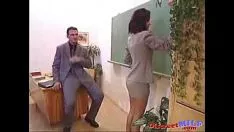 Reproduzir Fucworld-beater severamente o instrutor milf