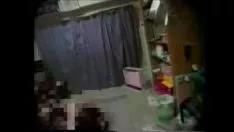 Afspelen De Japanse vrouw des huizes heeft een feest bij haar thuis