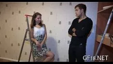 Reproducir Lad se sienta y mira