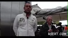 Riproduci Affascinante brunet auie scopa in una sfilza di set down
