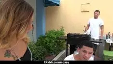 Reproducir sexo por dinero en efectivo en esguinces tímido missy en un slattern 18