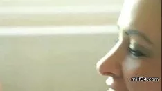 Reproducir Milf con cuernos mojados se la follan por la mañana