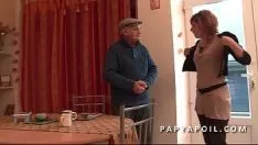 Afspelen Opa neukt een roodharige met grote tassen voor de goede sodomie door zijn kampioen