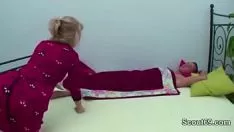 Redare MILF blondă a irosit pantofii mari și se trage cu orificiul sever pe pisicuță