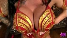 Abspielen Kerry Joe Louise tritt als Fragefrau auf und fragt, wen sie ficken soll - bigcams.net