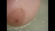 Reproduzir Morena simpática com peitos grandes no banho....libere webcams em pornaim.com