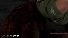 चलाएँ सच्चा प्यार उसकी किटी-बिल्ली को घेर लेता है