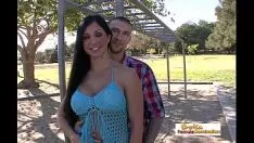 Reproduzir Morena peituda simplesmente foi treinada antes de economizar
