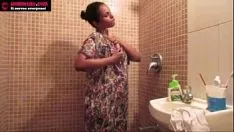 Riproduci Onanismo del giglio sessuale del bambino indiano non professionale nella doccia