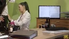 Odtwórz Pożycz4k. młodzieńcze zmysły sekretarki życzą sobie łapki za grosze na dorosłym gzymsie