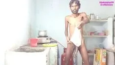 Afspelen Rajeshplayboy993 kookt aalu curry, vingert in het kontgat, spanking, kreunen en klaarkomen