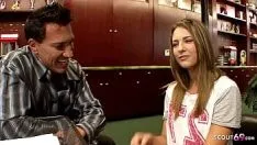 Afspelen Schattige tiener Shyla Jameson verleidt om te neuken door haar baas met grote lul