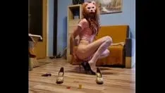 Reproducir Monika lame los tacones altos de su amante y le folla el culo