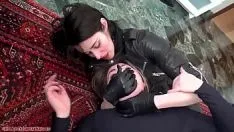 Oynat Lezbiyen hırsız deri kız kavgasında yüze oturan makas tutuşu ağız üzerinde hakimiyet - fragman