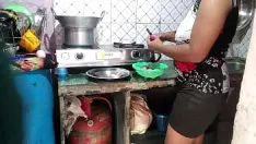 再生 インドの義父が料理中に義理の娘を犯すパート2