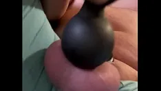 Oynat Bay cage'in küçük bir bekareti var. hitachi kullanarak ne kadar sperm elde ettiğini izle