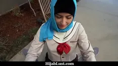 Riproduci Una bella ragazza araba guarda un porno e ora si sente pronta ad andare fino in fondo con il suo ragazzo - hijablust